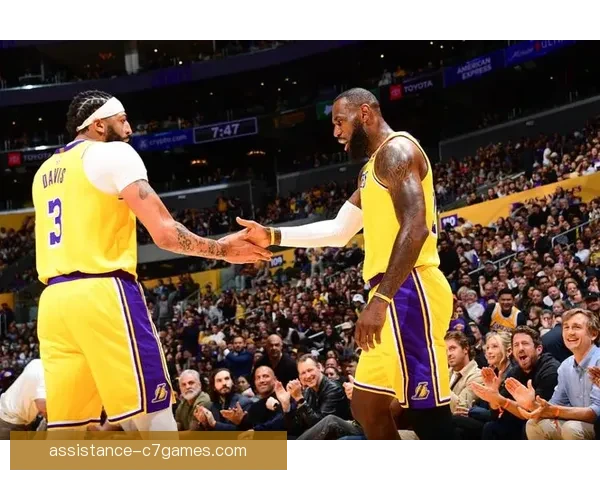 NBA焦点战湖人逆转勇士詹姆斯末节爆发全场轰下三双刷新纪录